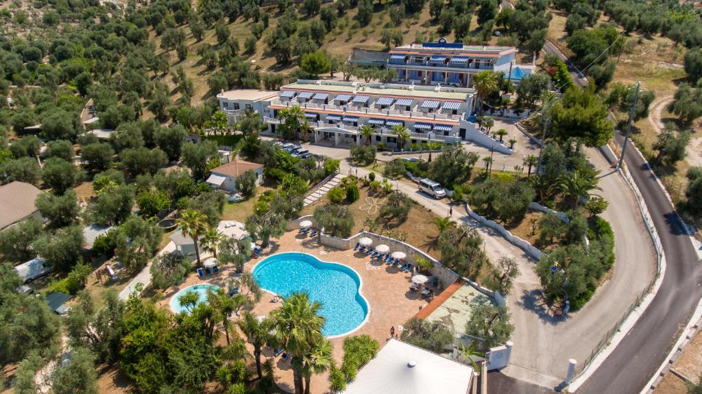 佩斯基奇天堂旅馆的享有带游泳池的度假村的空中景致