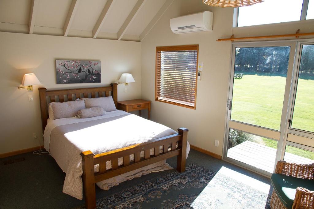 Mount SomersStronechrubie Accommodation and Restaurant的一间卧室设有一张床和一个大窗户