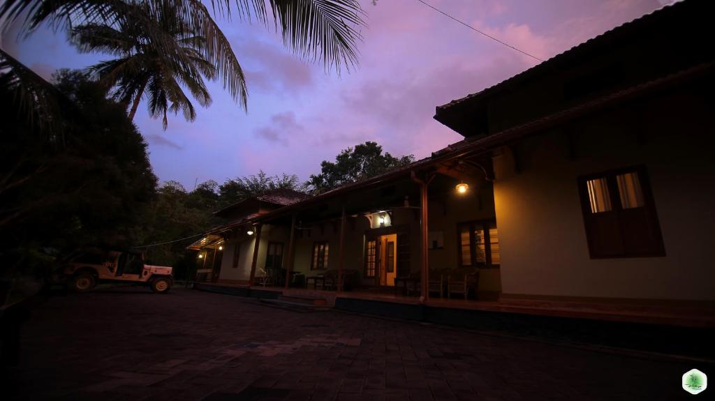 KenichiraHiliya Resort的房屋的夜景,外面有停车位