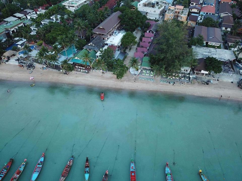 涛岛大海滩度假村的享有海滩的空中景色,在水中划船