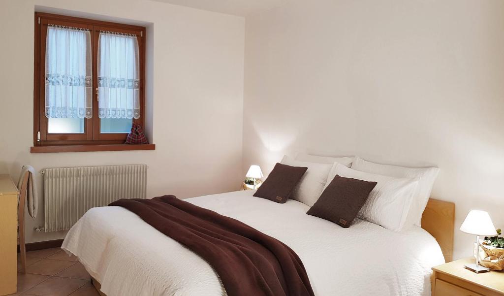 布伦托尼科Etrusca Polsa的卧室配有白色的床和2个枕头