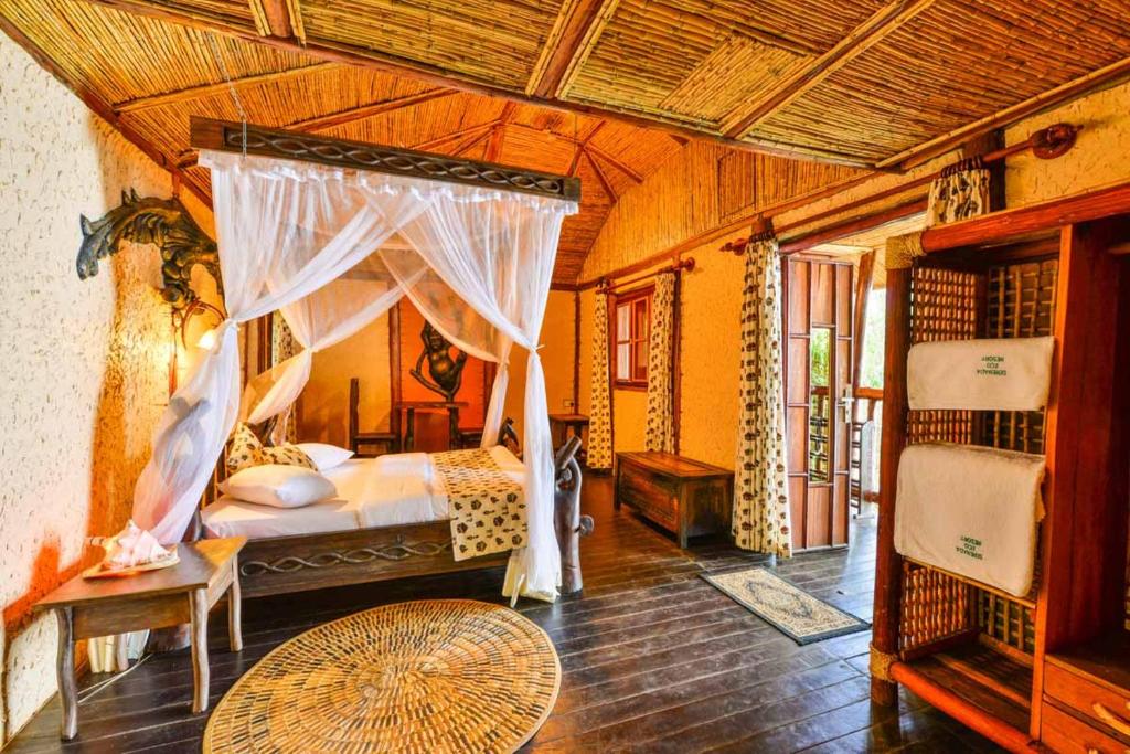 MukonoSerenada Eco Resort的一间卧室配有一张带天蓬的床