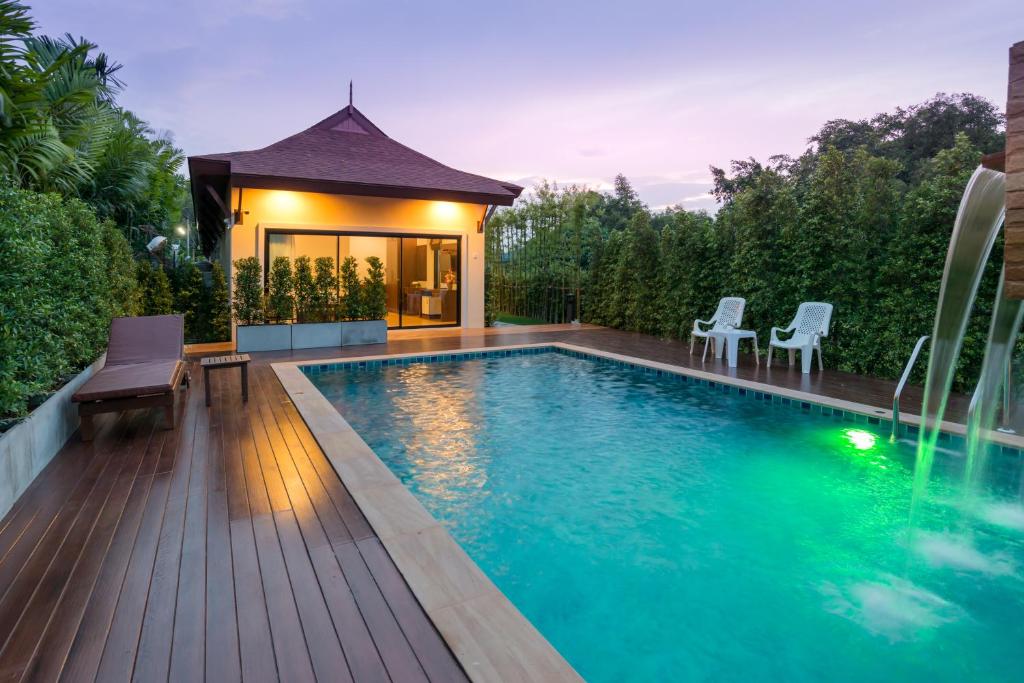 奥南海滩奥南格洛里度假村的一个带甲板和房子的游泳池