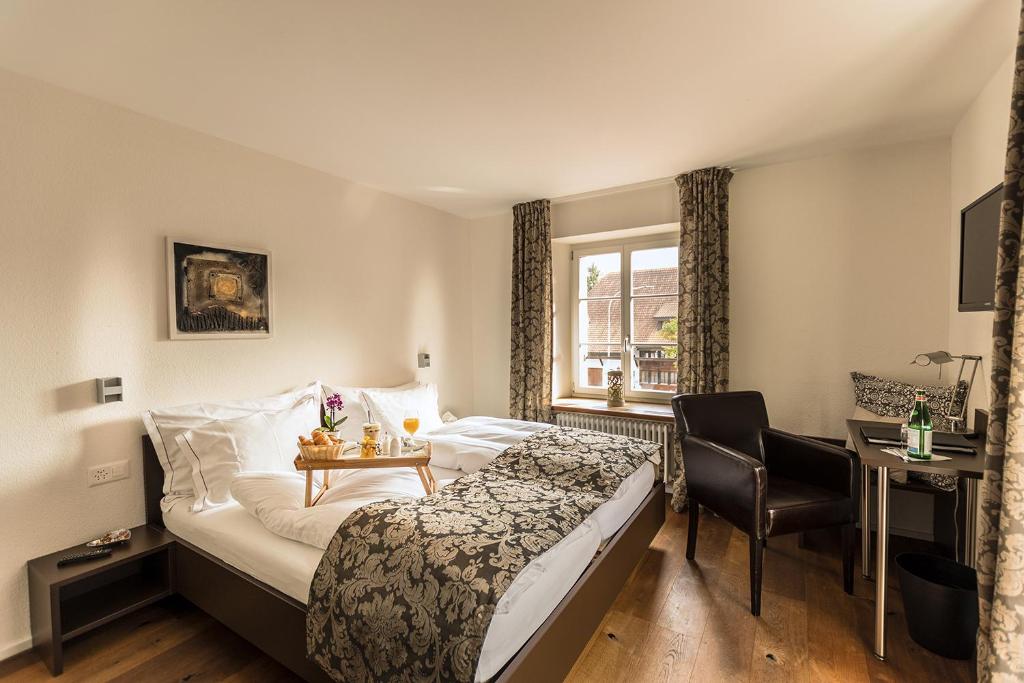 欧博比皮宾龙酒店的配有一张床、一张书桌和一扇窗户的酒店客房