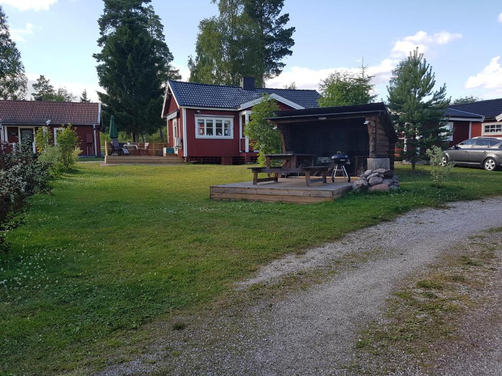 奥萨Bäcka Holiday Home的院子里带野餐桌的房子