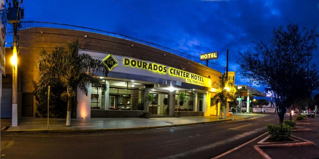 多拉杜斯Dourados Center Hotel的街道拐角处的建筑物