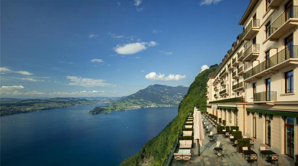 比尔根山Bürgenstock Hotels & Resort - Palace Hotel的从建筑的一侧可以欣赏到河流的景色