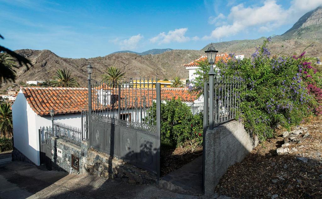 AlojeraSan Borondón的通往山间房子的大门