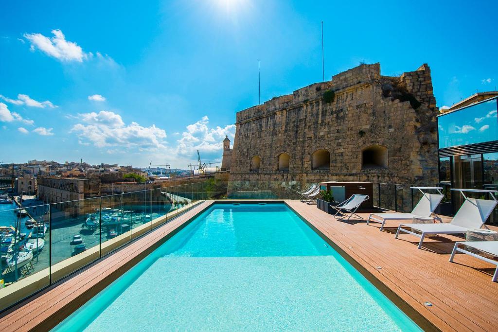 森格莱阿Cugo Gran Macina Malta的建筑物屋顶上的游泳池
