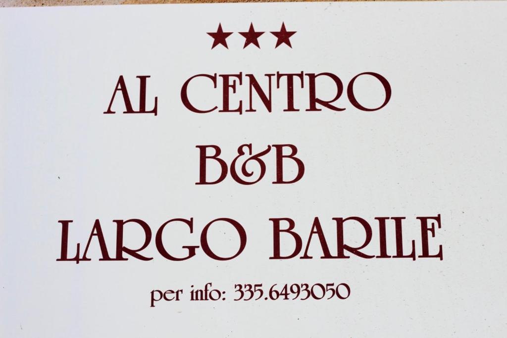 卡尔塔尼塞塔B&B Largo Barile的标有“La centrica lobo barbie”字样的标志