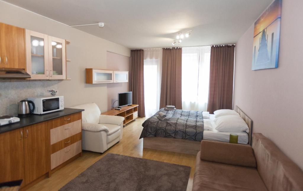 布达佩斯安瓦宾馆的酒店客房设有床和客厅。