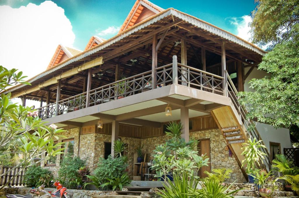 白马市高棉汉斯酒店的房屋的顶部设有阳台