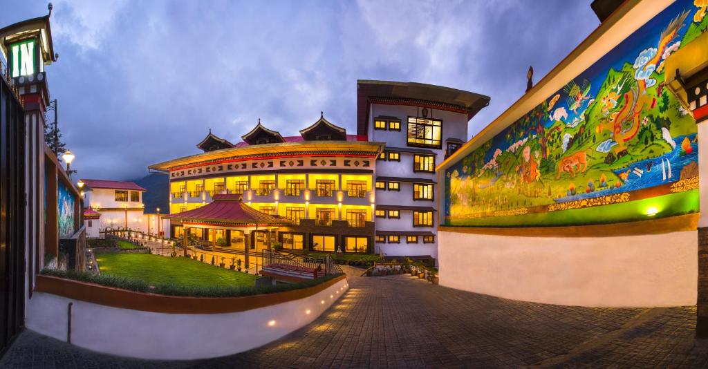 甘托克Lemon Tree Hotel Gangtok的一面有壁画的建筑