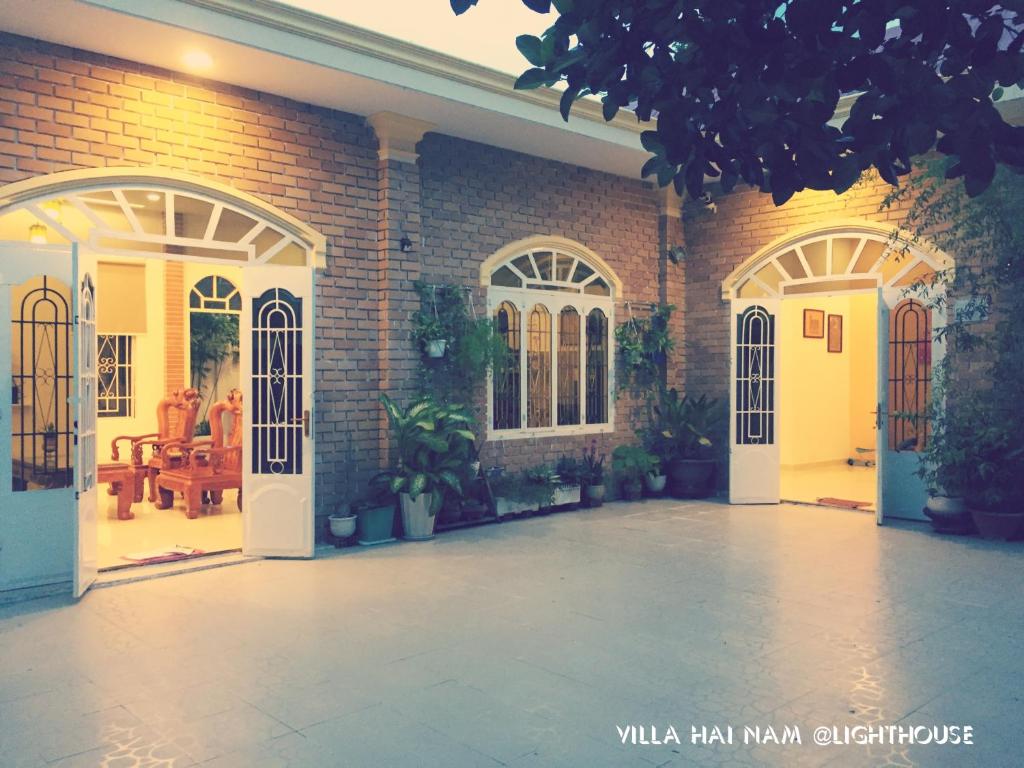 头顿Biệt Thự Villa Hai Nam -Vung Tau-G8 Bau Sen 08的砖砌的建筑,设有白色门和庭院