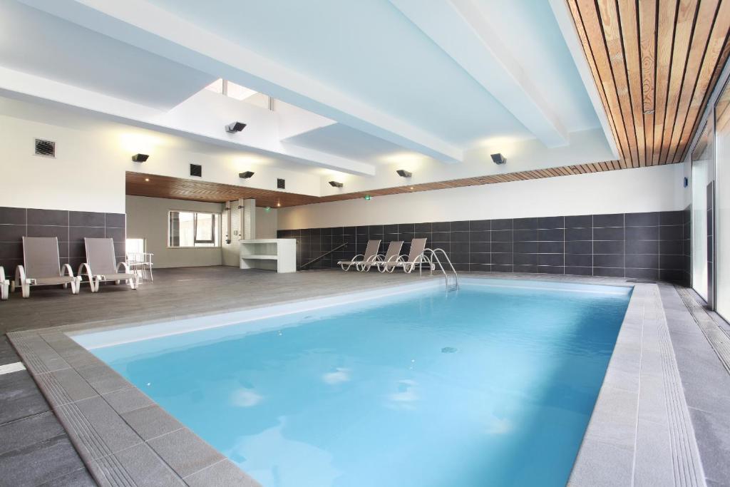 里昂里昂交汇奥达利斯城市公寓式酒店的一个带游泳池的酒店客房内的大型游泳池