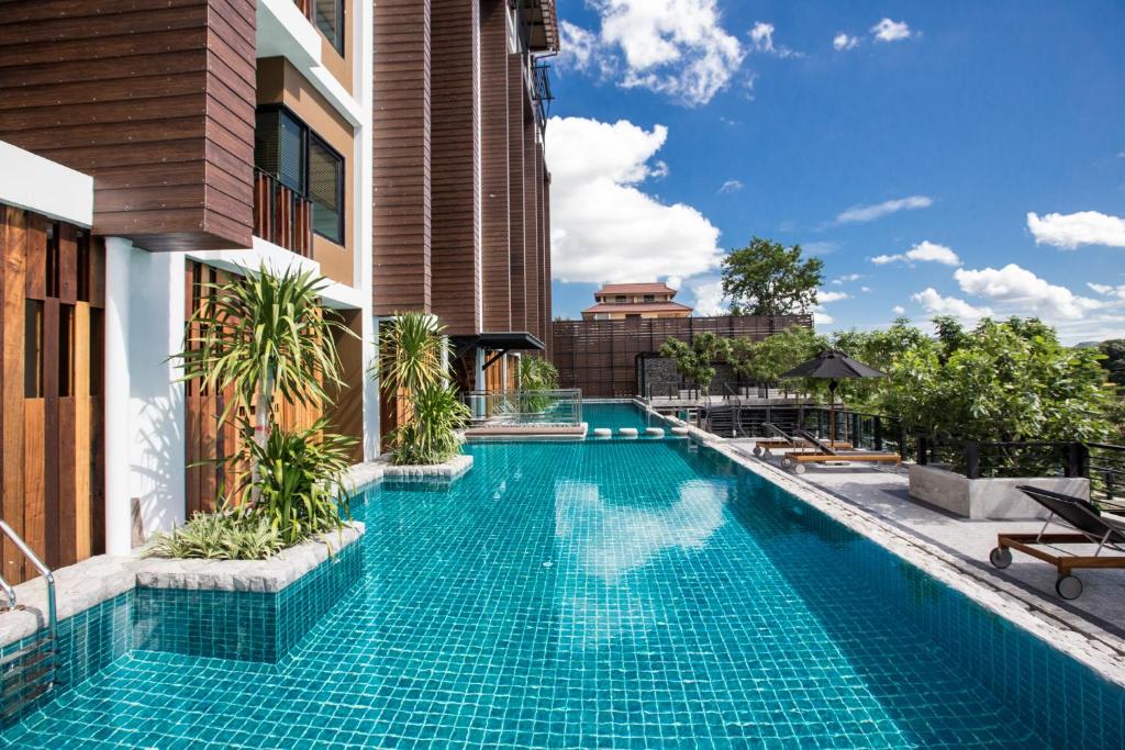 北碧北碧府纳提河滨酒店的建筑物一侧的游泳池