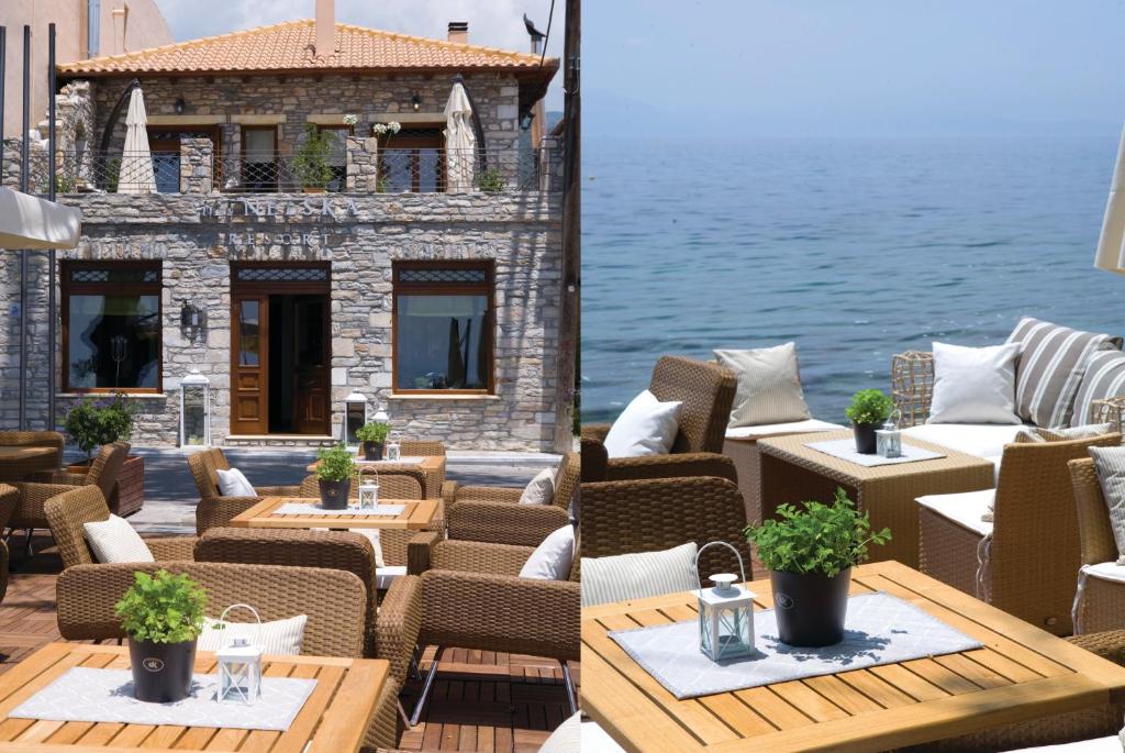 卡拉内拉米纳尔斯佳度假酒店的室外庭院配有桌椅和水
