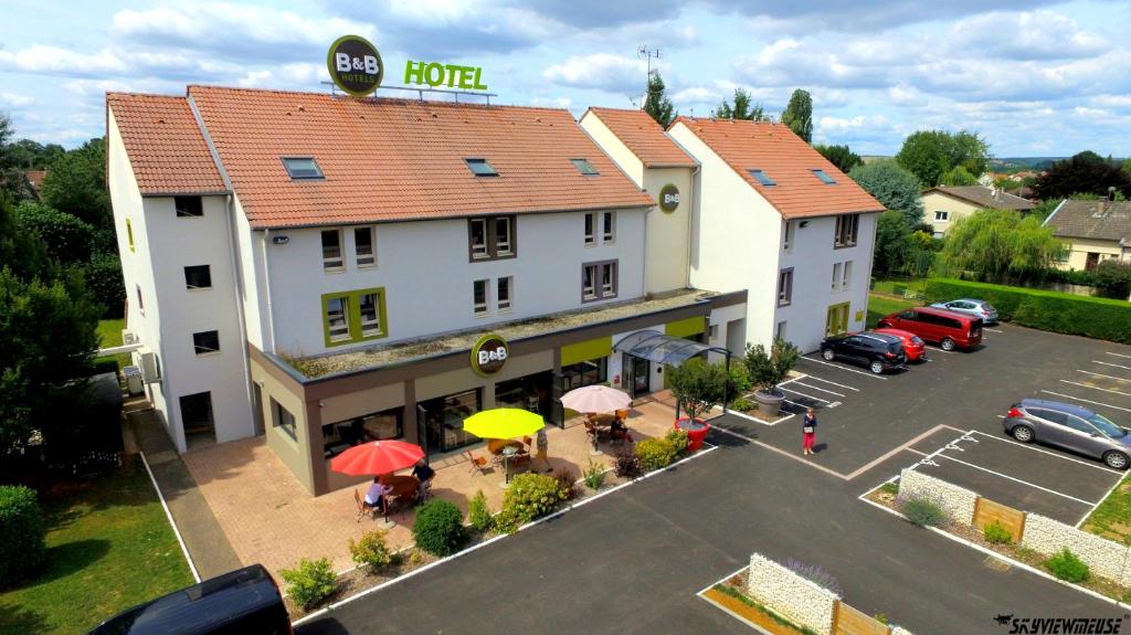 默兹河畔凡尔登B&B HOTEL Verdun的享有酒店空中景色,设有停车场