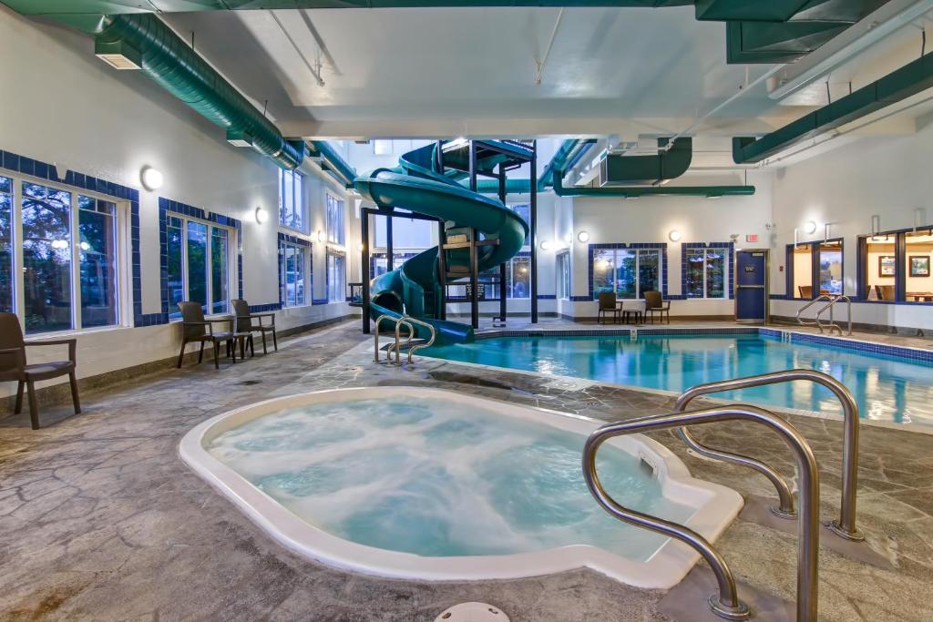 落基山庄落基山庄坎纳塔酒店的一个带滑梯的游泳池内的按摩浴缸