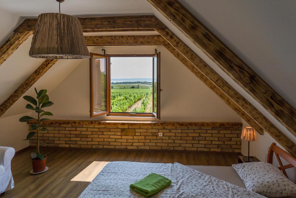 TagyonTagyon Birtok Mandula Apartmanház的客房设有一张床和一个美景窗户。