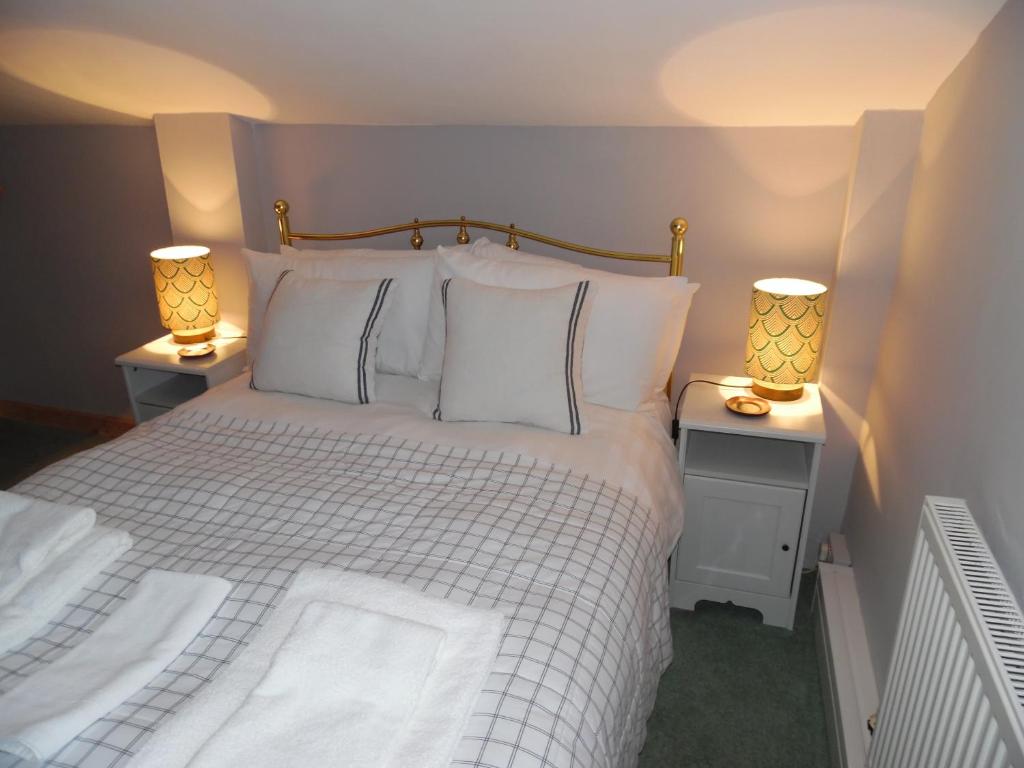 EgloskerryThe Den的卧室配有带两盏灯的白色床