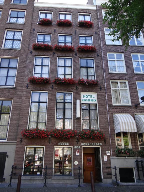 阿姆斯特丹Hotel Hoksbergen的砖砌的建筑,有窗户和鲜花