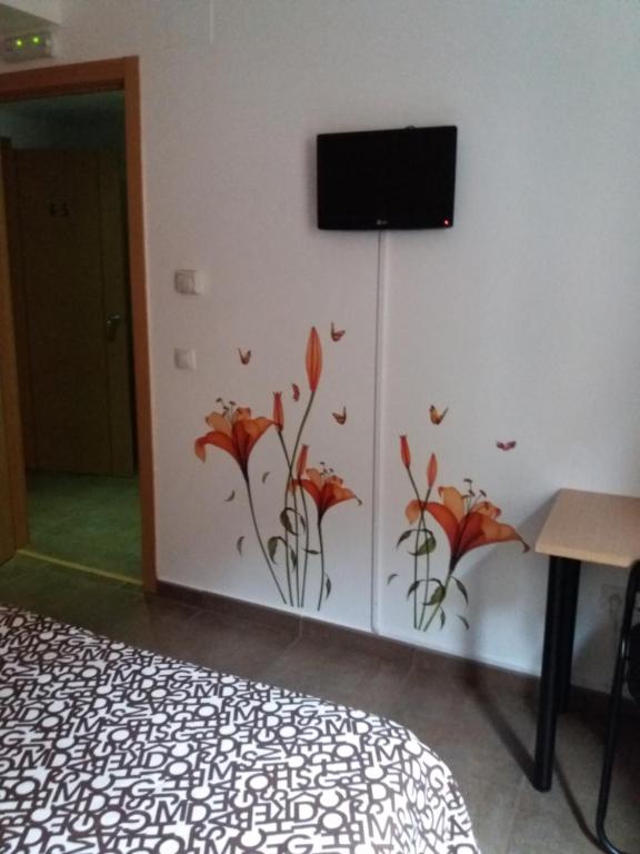 圣多明各德拉大教堂旅馆的一间卧室,墙上挂着鲜花