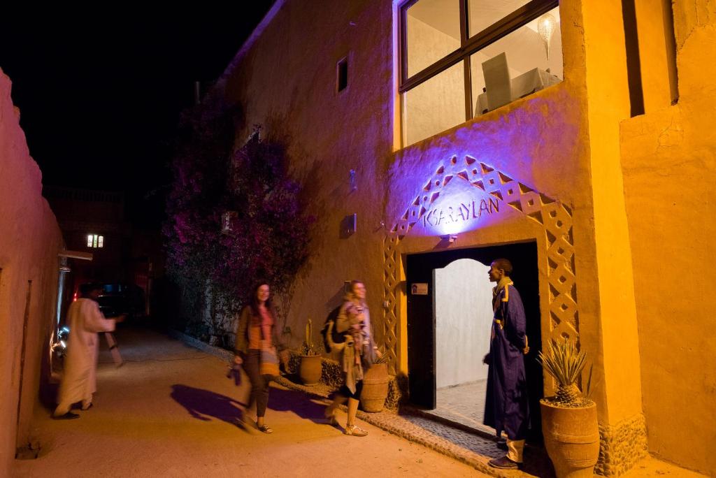 瓦尔扎扎特盖斯尔艾雅兰住宿加早餐旅馆的一群人晚上站在建筑物外面