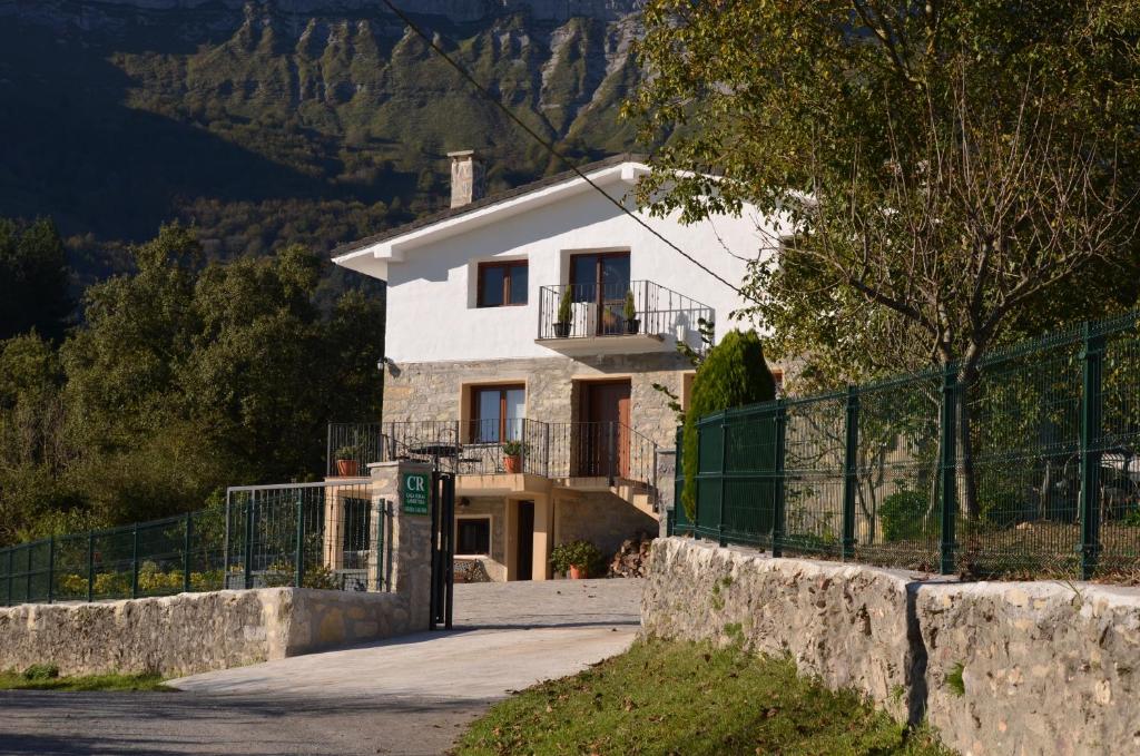 SalmantónCasa Rural Sierra Salvada的前面有栅栏的白色房子