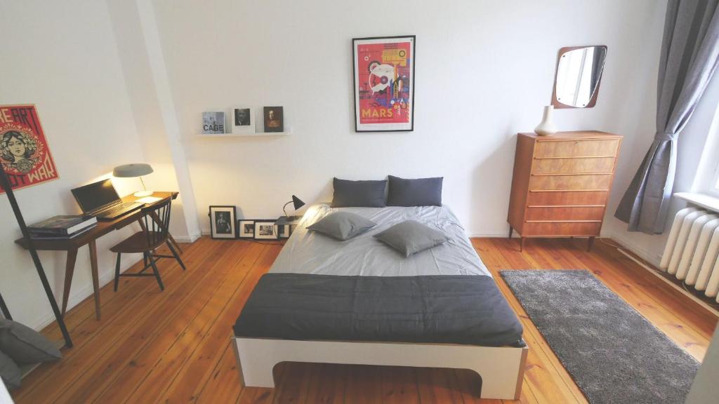 柏林柏林公寓的一间卧室配有一张床和一张书桌