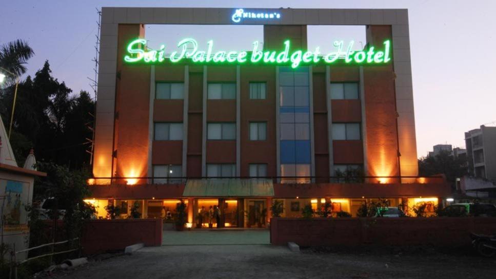 舍地Sai Palace Budget Hotel的前面有标志的建筑
