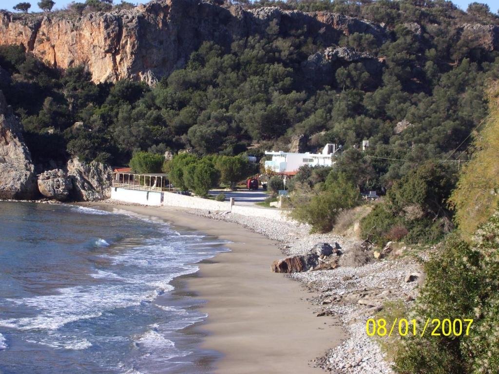 罗达奇诺Nikos & Anna Rooms的海边的海滩,山
