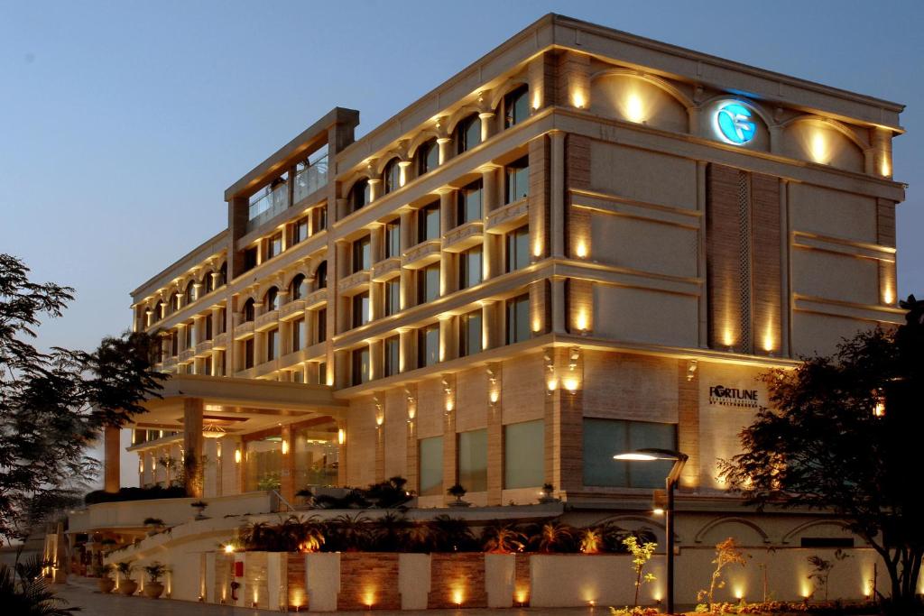纳威孟买Fortune Select Exotica, Navi Mumbai - Member ITC's Hotel Group的一座大型建筑,上面有钟