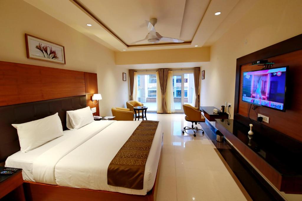 达文盖雷Southern Star,Davangere的酒店客房设有一张大床和一台电视。