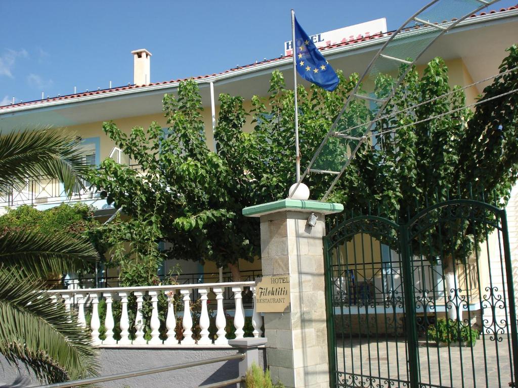 米里纳Filoktitis的一座建筑,上面有一面旗帜