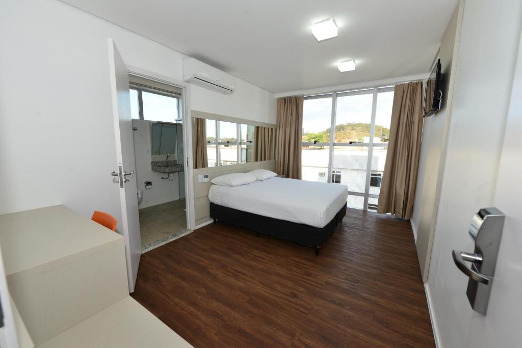 伊帕廷加Hotel Panorama Economic的小房间设有一张床和一间浴室