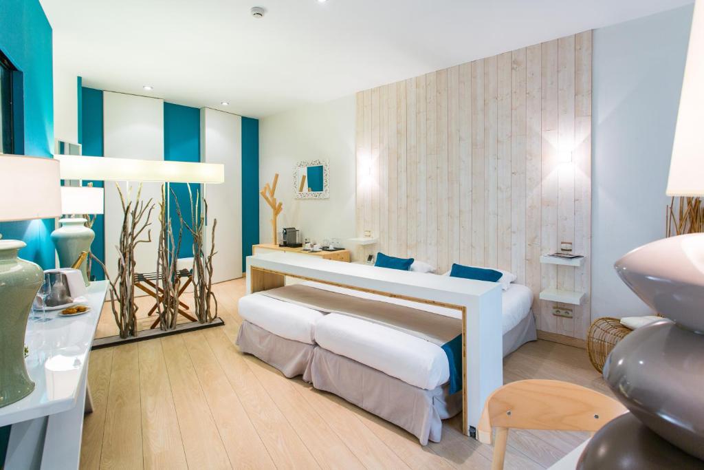 第戎Résidence des Ducs的酒店客房设有两张床和一张桌子。