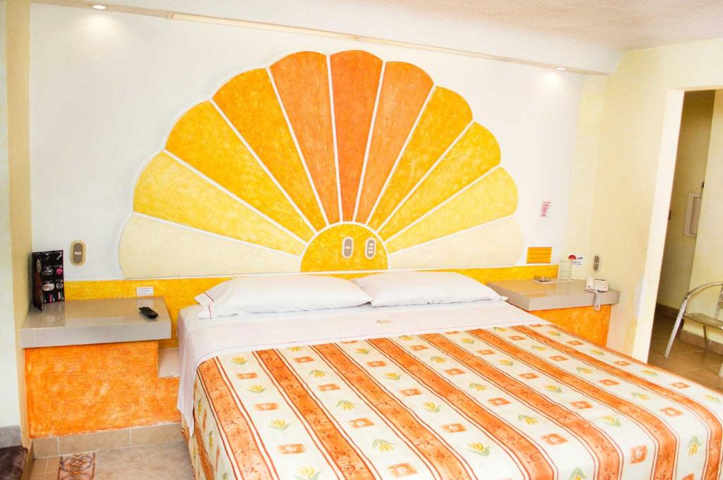 休特佩克Motel California的酒店客房设有一张壁挂着大画的床铺。
