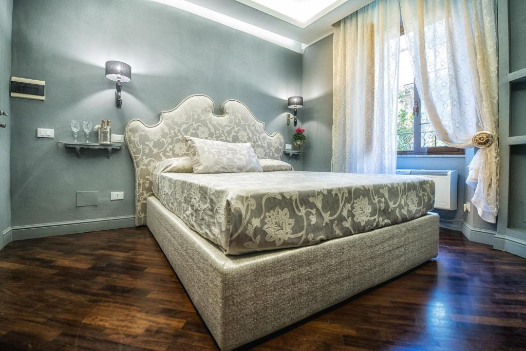 罗马安缇卡洛坎达酒店的一间卧室配有一张带大床头板的床