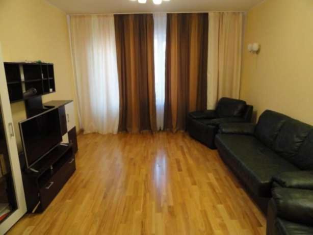 苏梅Apartment on Petropavlivs'ka 90的带沙发和电视的客厅