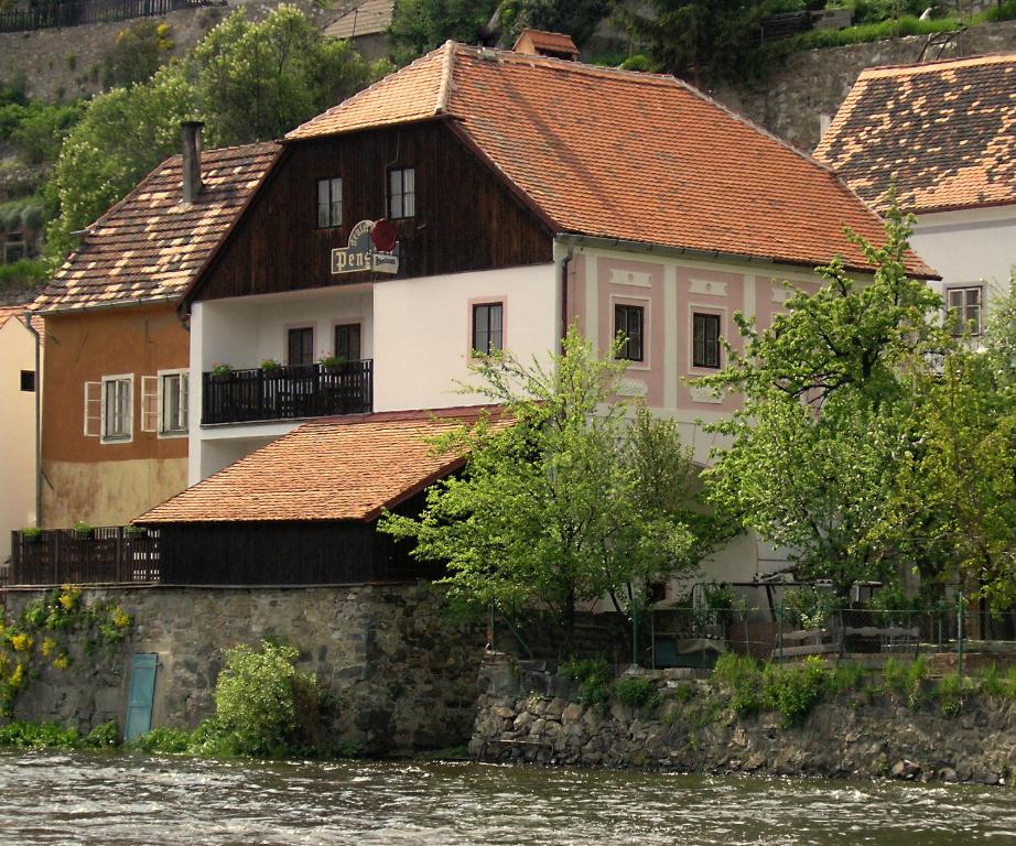 捷克克鲁姆洛夫普拉斯维卡119宾馆的河岸边的建筑,有房子