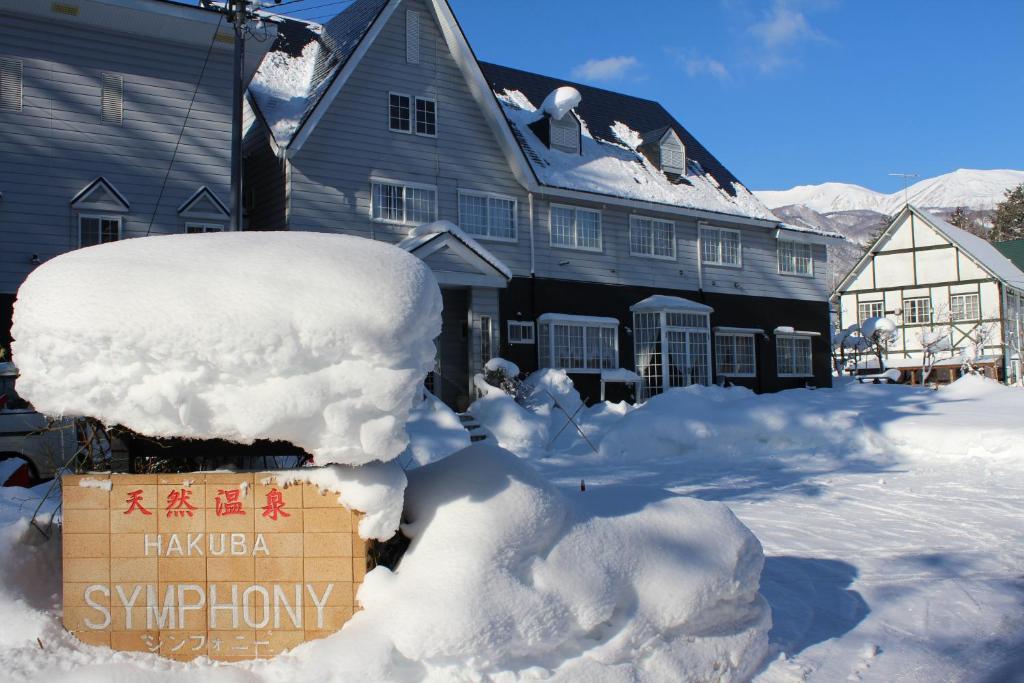 白马村Natural Hot Spring Hakuba Symphony的前面有一堆积雪的房子