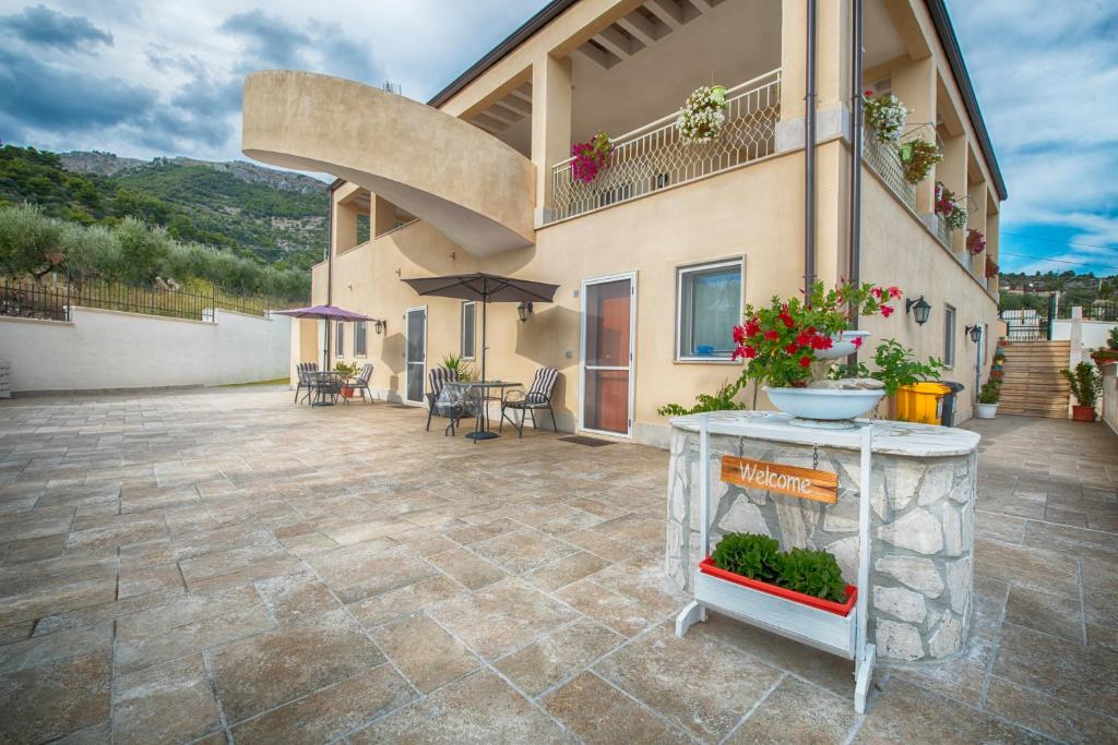 圣安吉罗山La Finestra sul Mare Locazione Turistica的一座带鲜花桌的庭院
