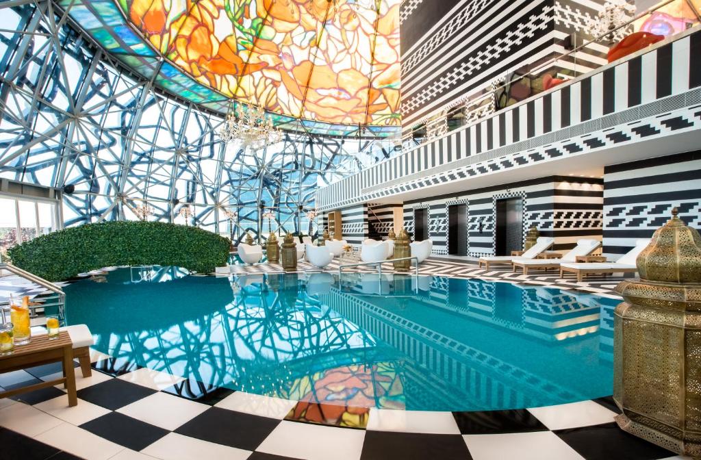 多哈多哈蒙德里安酒店的一座带天花板的大型游泳池