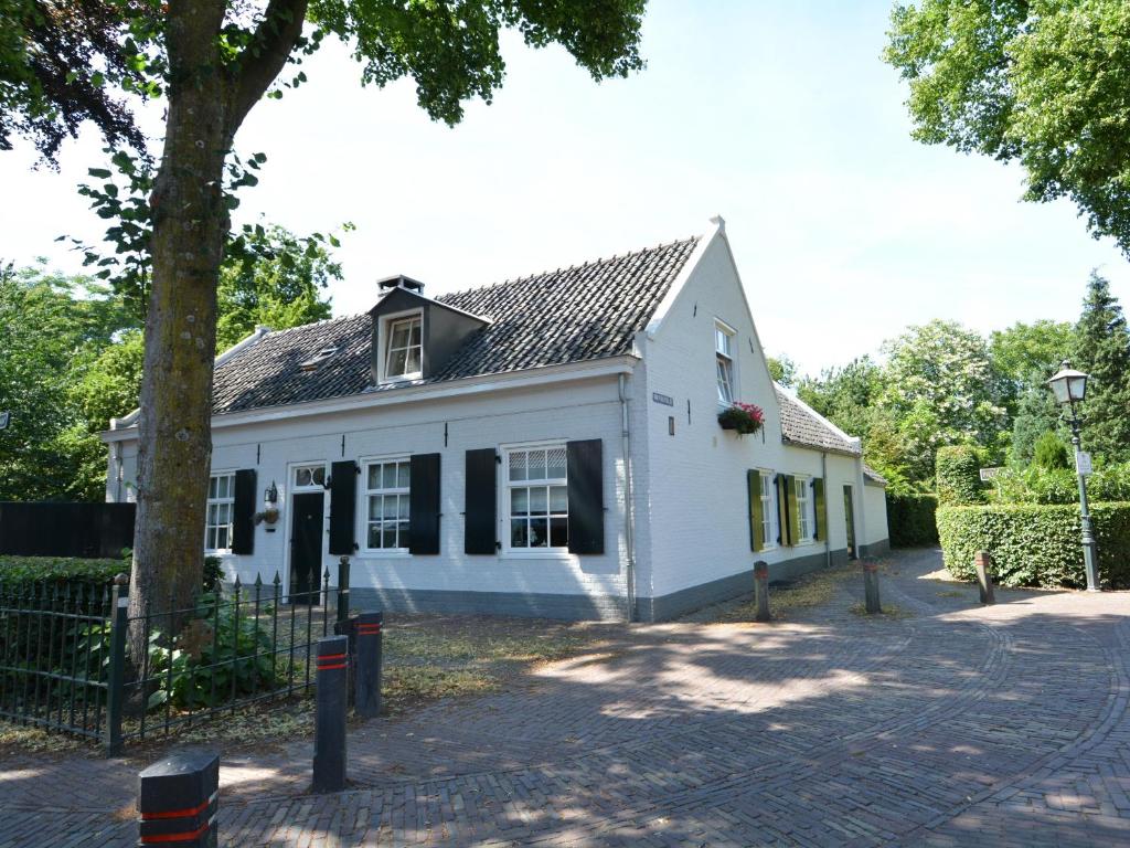 奥斯楚特Huys en Hoff Aen Den Haspel的前面有一棵树的白色房子