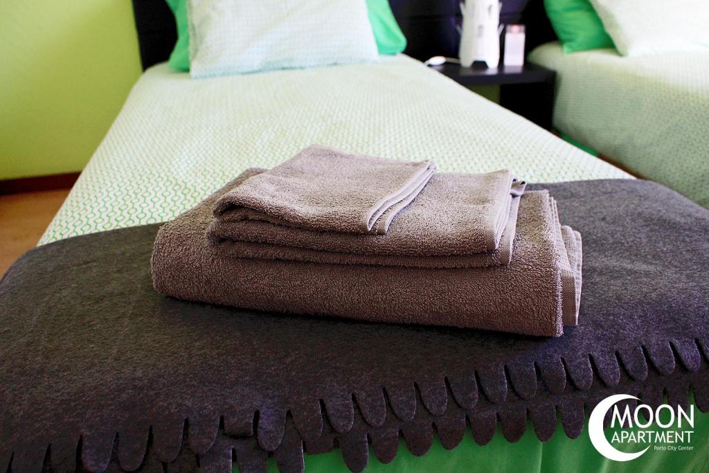 波尔图月亮城市中心公寓 的床上的一大堆毛巾