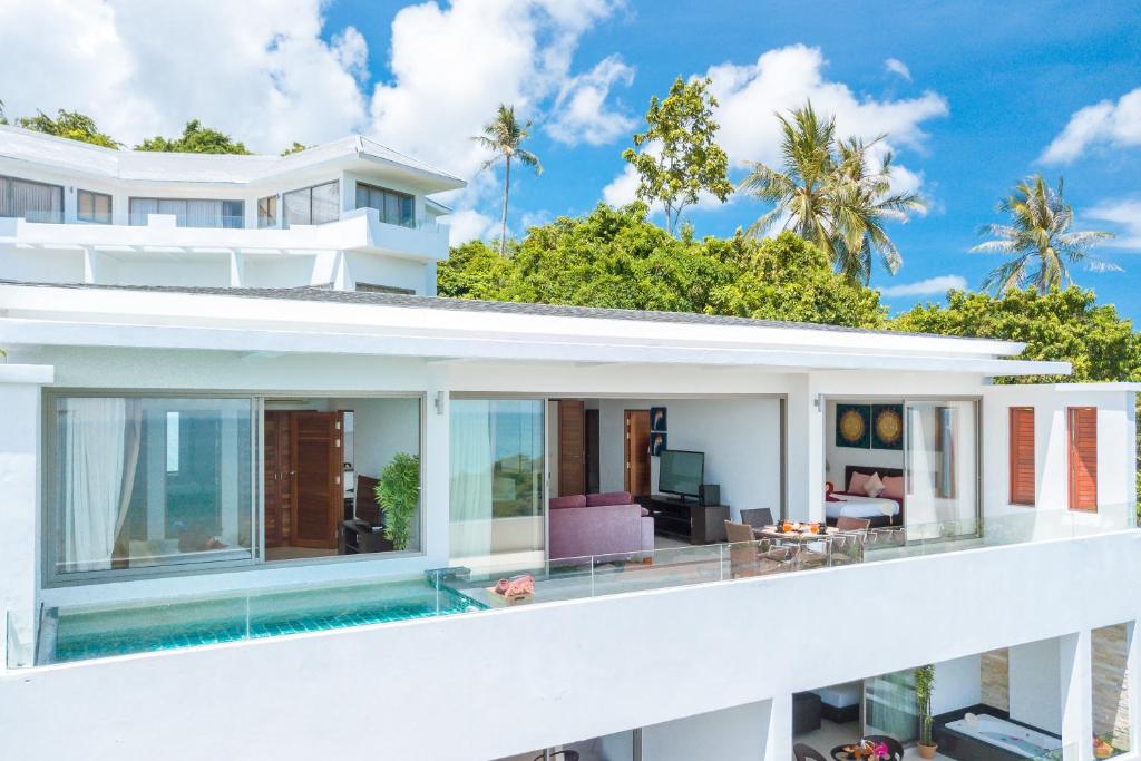 拉迈热带海景公寓的一座带游泳池的房子的图象