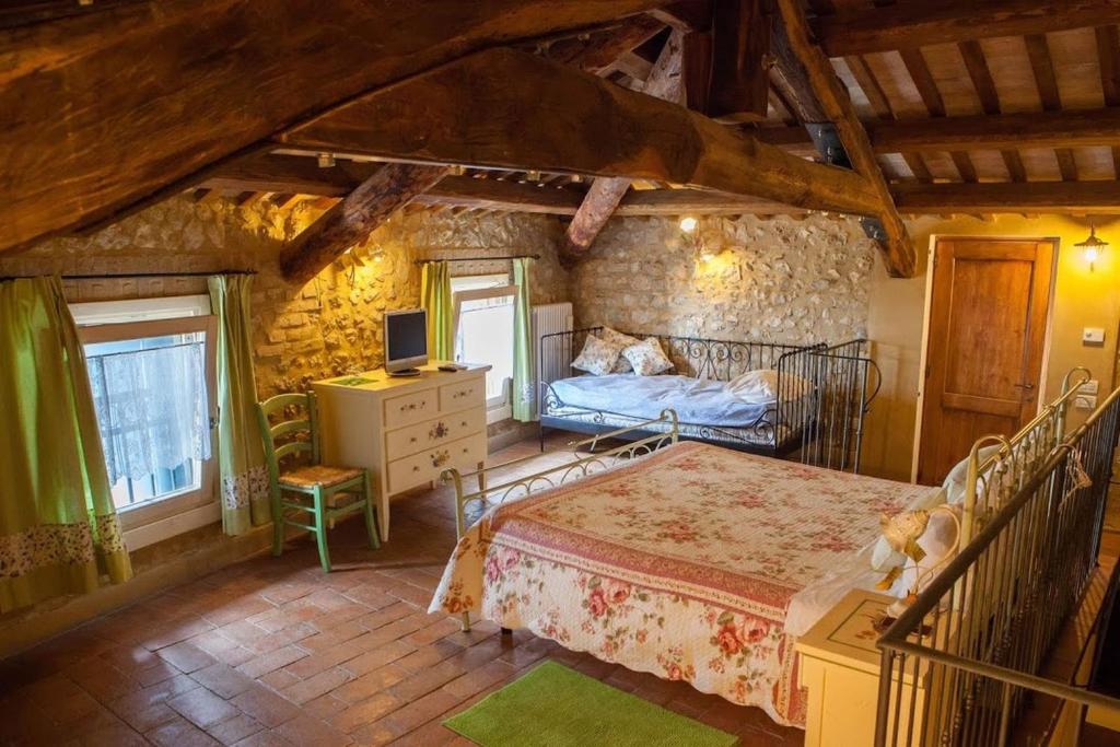 博尔索-德尔格拉帕达赛斯科乡村俱乐部酒店的一间卧室配有一张床和一台电视。