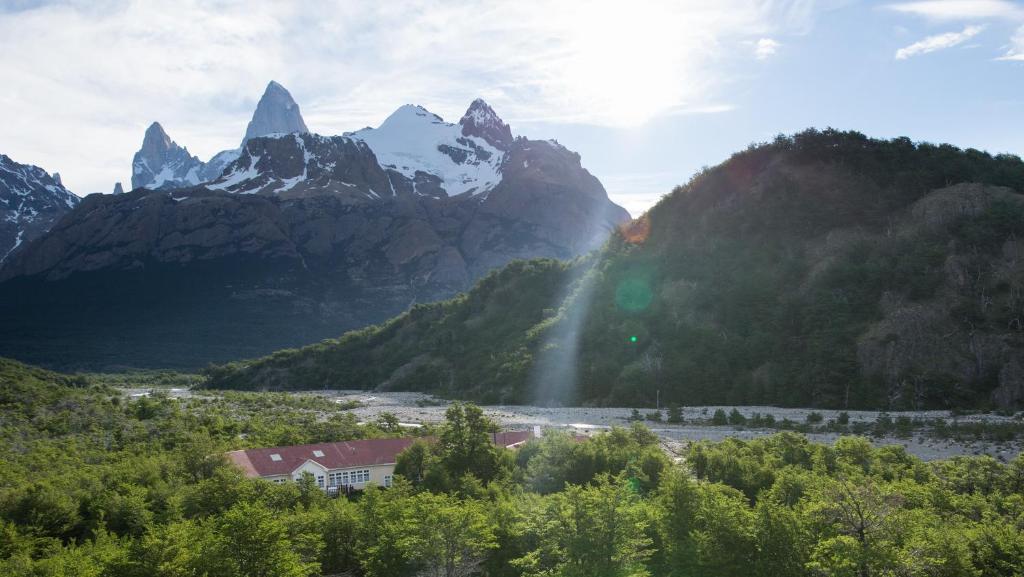 厄尔查尔坦埃尔皮拉尔宾馆的享有山脉和瀑布的美景