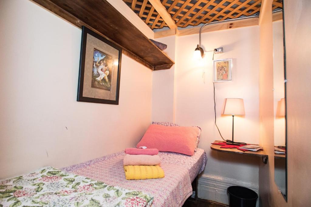 纽约因特费斯度假旅舍的一间小卧室,配有床和灯